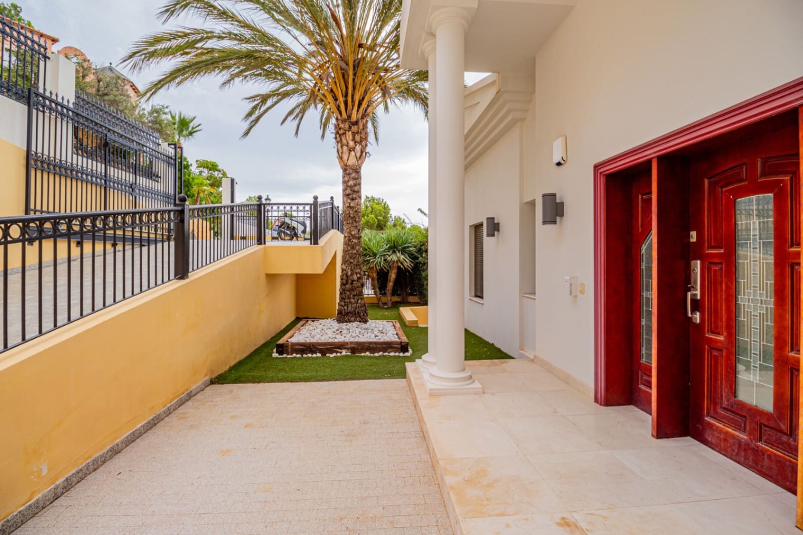 4 bedroom Villa for sale in Altea with pool garage - € 1,620,000 (Ref: 10156915)