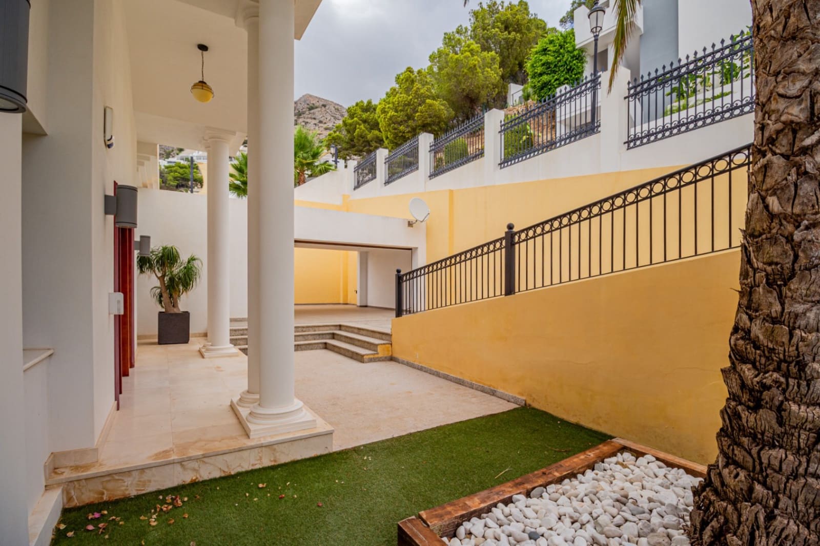 4 bedroom Villa for sale in Altea with pool garage - € 1,620,000 (Ref: 10156915)