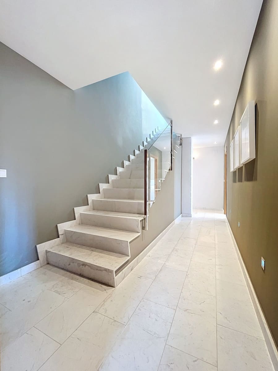 4 bedroom Villa for sale in Albir with pool garage - € 950,000 (Ref: 6871126)