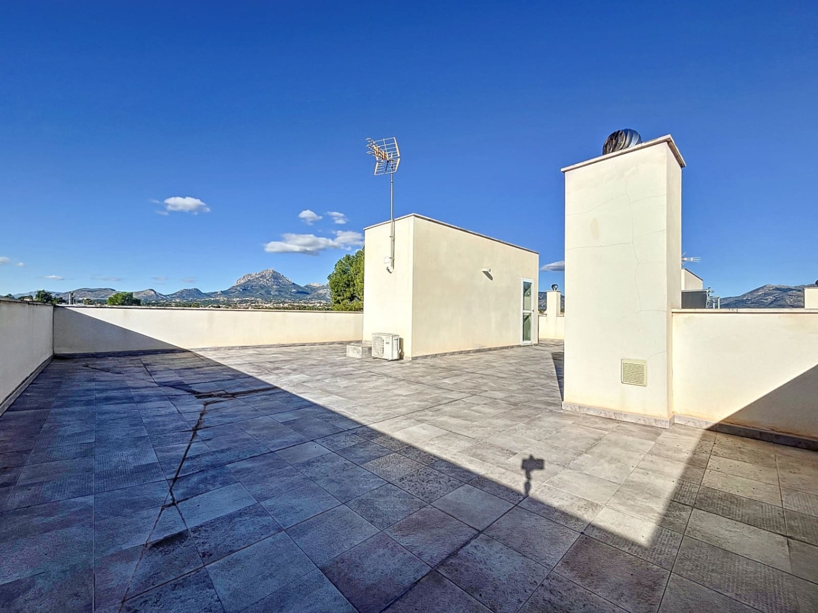 4 bedroom Villa for sale in Albir with pool garage - € 950,000 (Ref: 6871126)