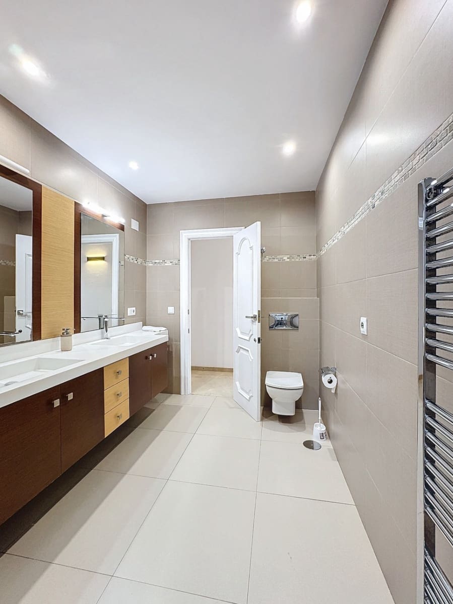 Chalet de 4 habitaciones en Alfaz del Pi / L'Alfàs del Pi en alquiler con piscina garaje - 4.500 € (Ref: 8842446)