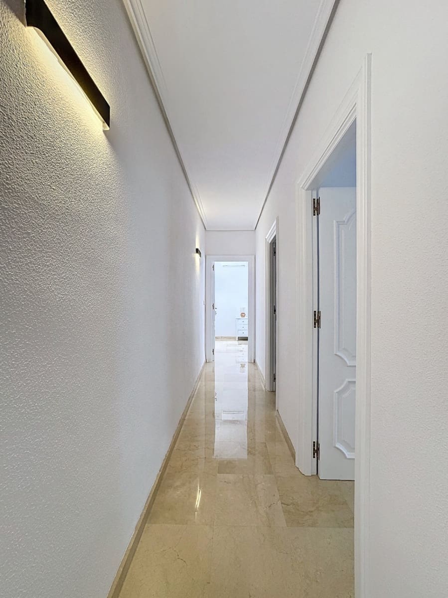 Chalet de 4 habitaciones en Alfaz del Pi / L'Alfàs del Pi en alquiler con piscina garaje - 4.500 € (Ref: 8842446)