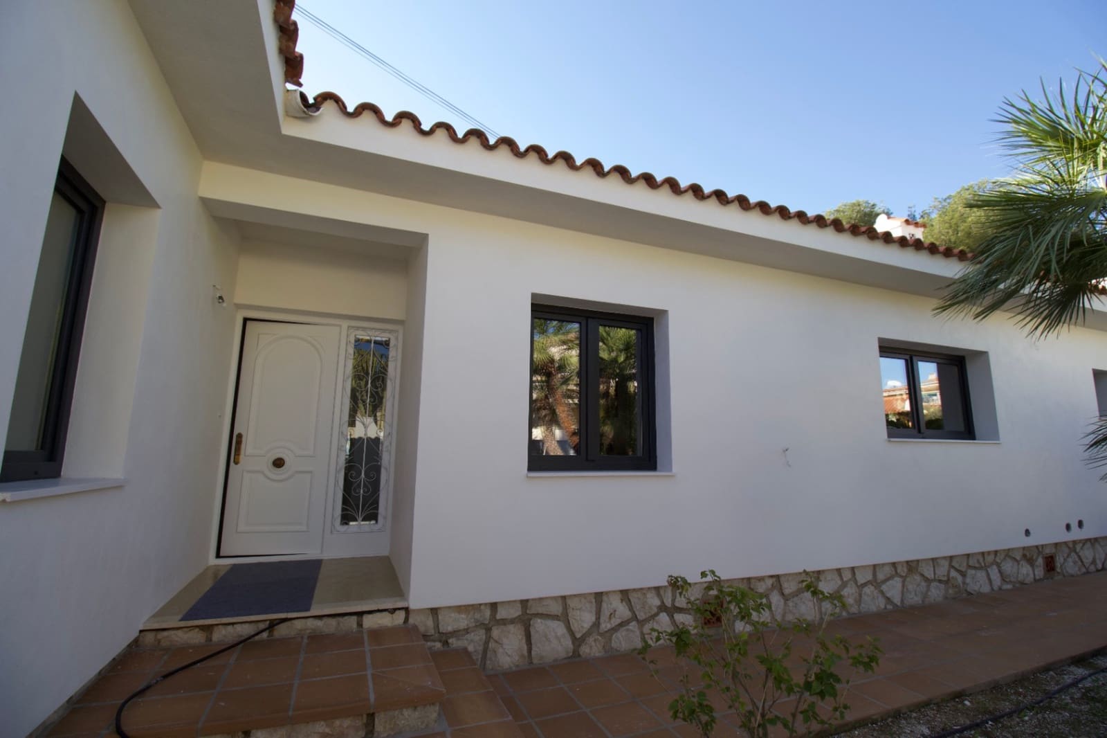 Chalet de 4 habitaciones en Alfaz del Pi / L'Alfàs del Pi en alquiler con piscina garaje - 4.500 € (Ref: 8842446)