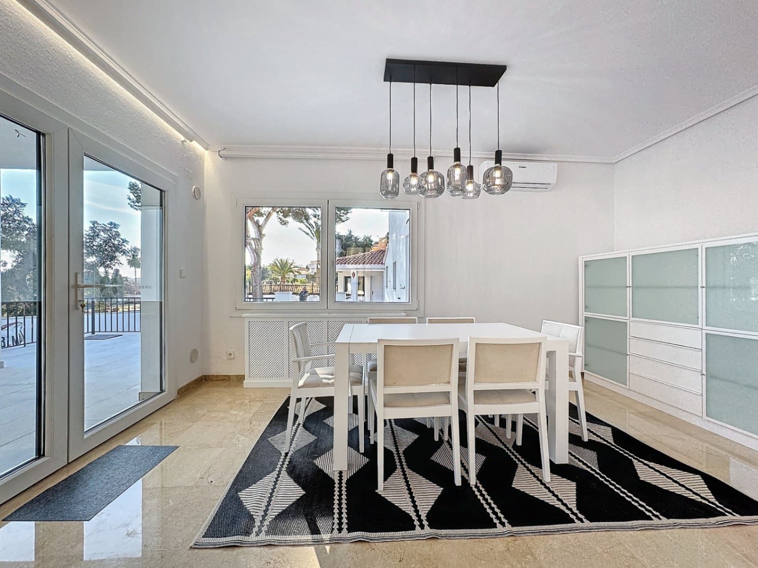 Chalet de 4 habitaciones en Alfaz del Pi / L'Alfàs del Pi en alquiler con piscina garaje - 4.500 € (Ref: 8842446)