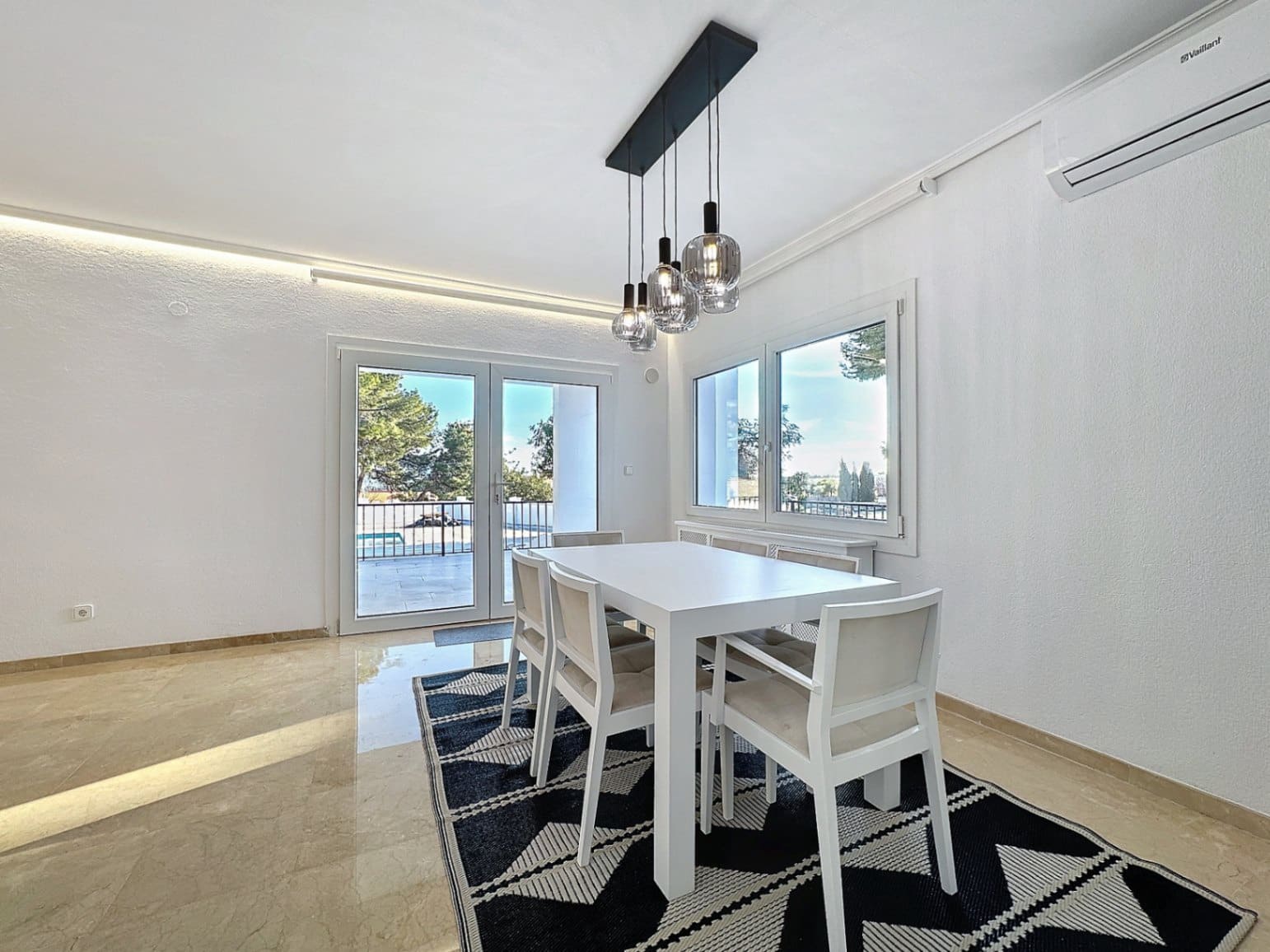 Chalet de 4 habitaciones en Alfaz del Pi / L'Alfàs del Pi en alquiler con piscina garaje - 4.500 € (Ref: 8842446)
