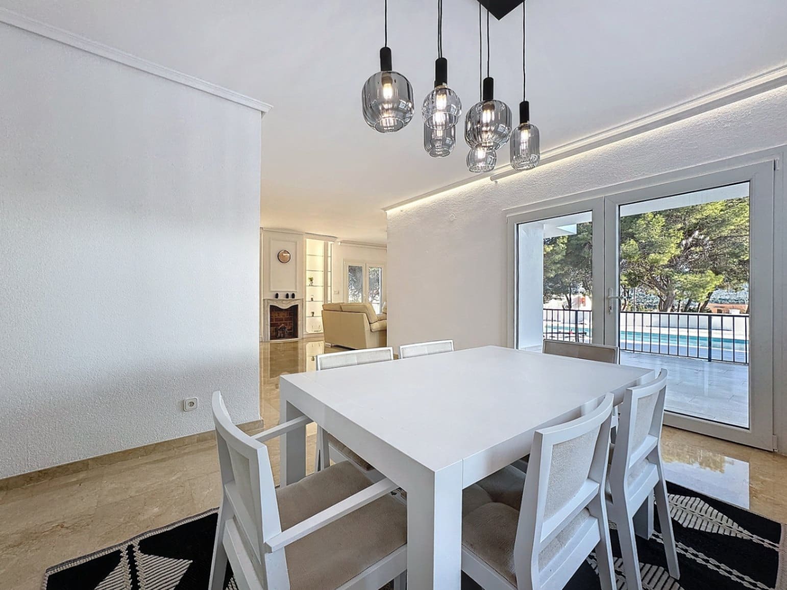 Chalet de 4 habitaciones en Alfaz del Pi / L'Alfàs del Pi en alquiler con piscina garaje - 4.500 € (Ref: 8842446)