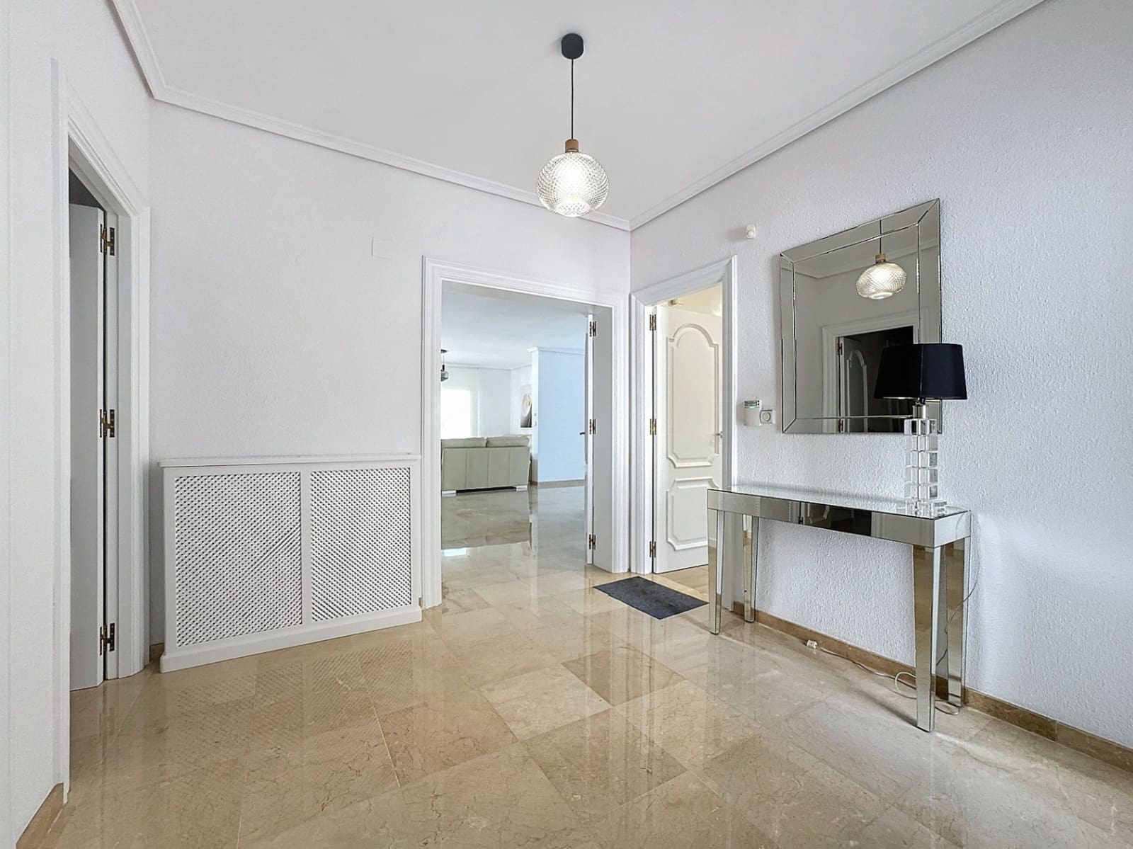 Chalet de 4 habitaciones en Alfaz del Pi / L'Alfàs del Pi en alquiler con piscina garaje - 4.500 € (Ref: 8842446)