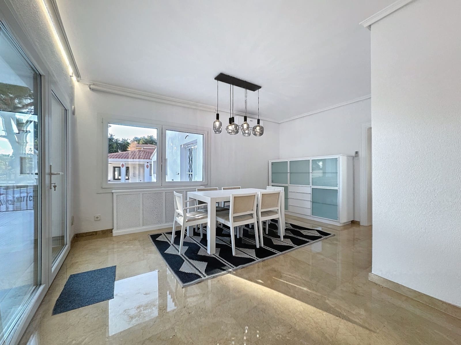 Chalet de 4 habitaciones en Alfaz del Pi / L'Alfàs del Pi en alquiler con piscina garaje - 4.500 € (Ref: 8842446)