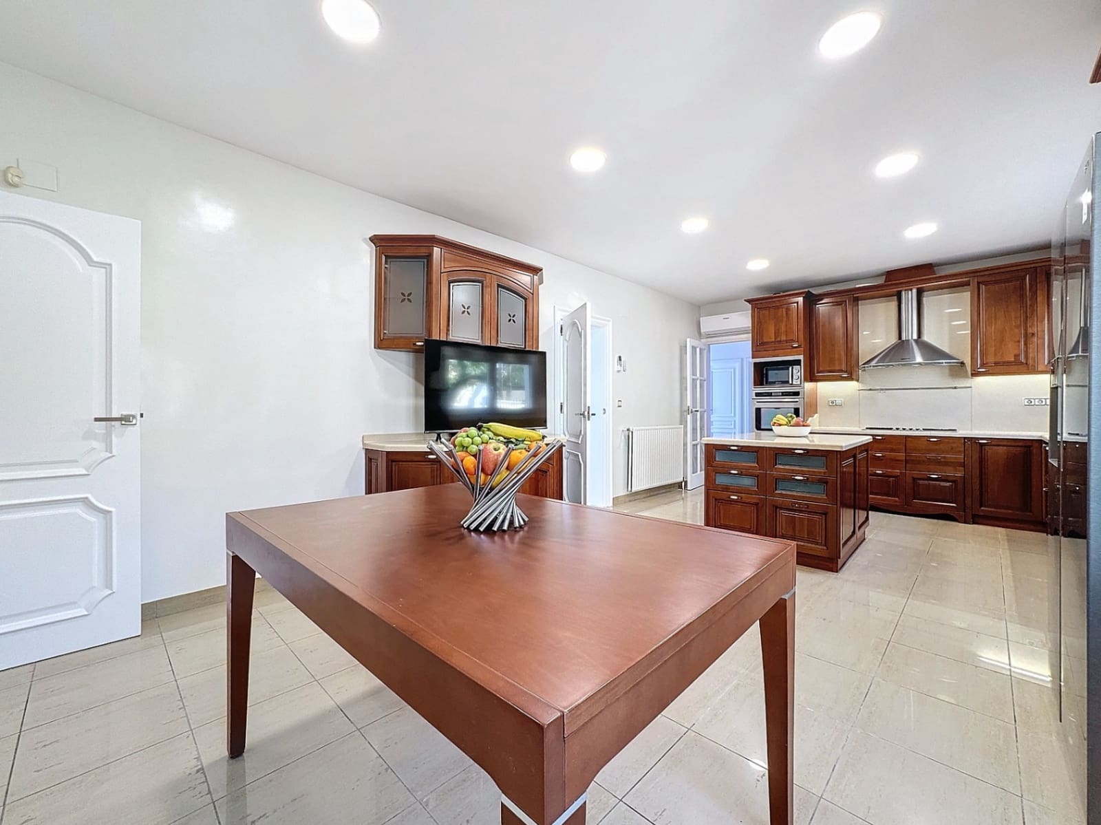 Chalet de 4 habitaciones en Alfaz del Pi / L'Alfàs del Pi en alquiler con piscina garaje - 4.500 € (Ref: 8842446)