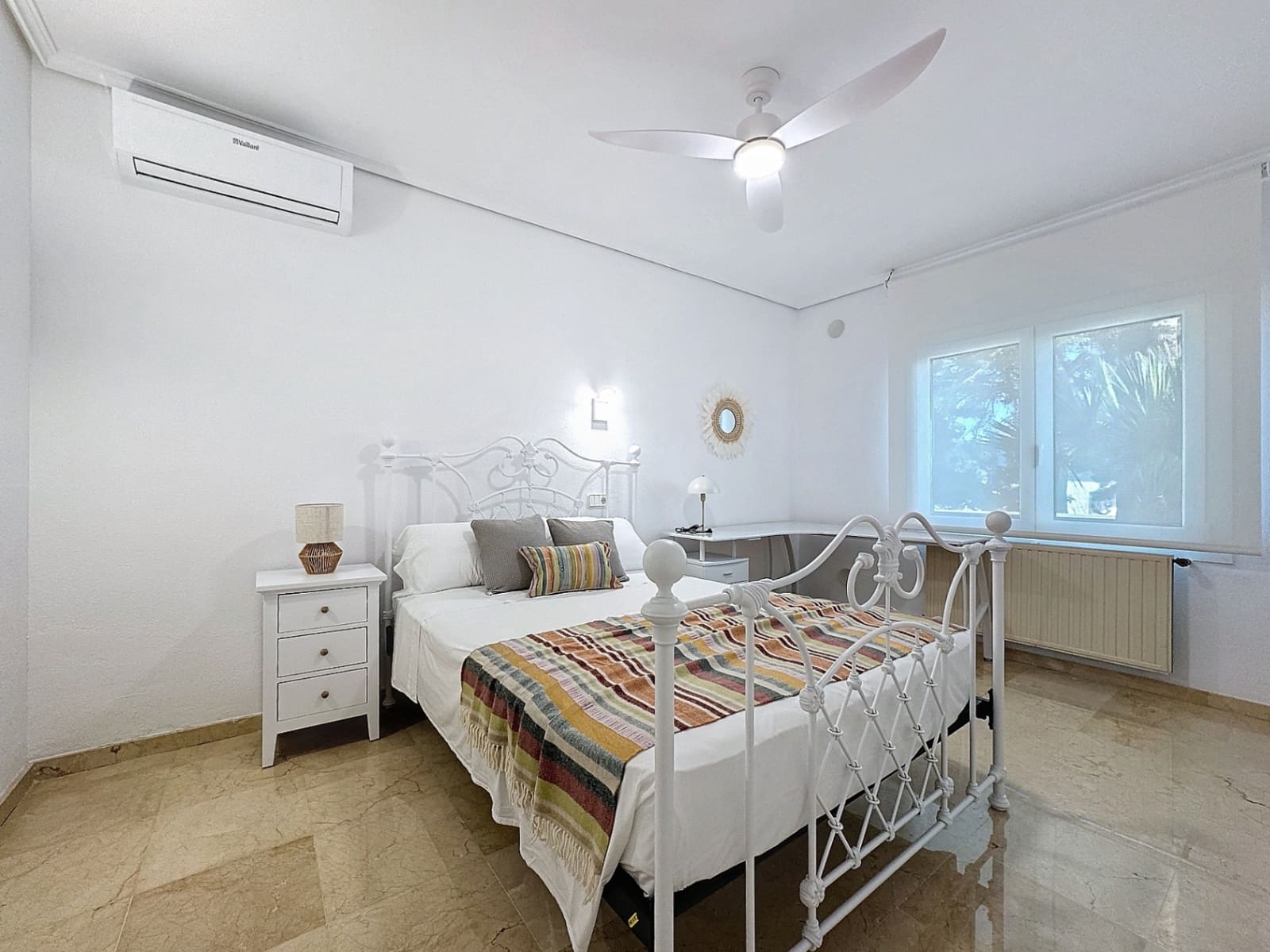 Chalet de 4 habitaciones en Alfaz del Pi / L'Alfàs del Pi en alquiler con piscina garaje - 4.500 € (Ref: 8842446)