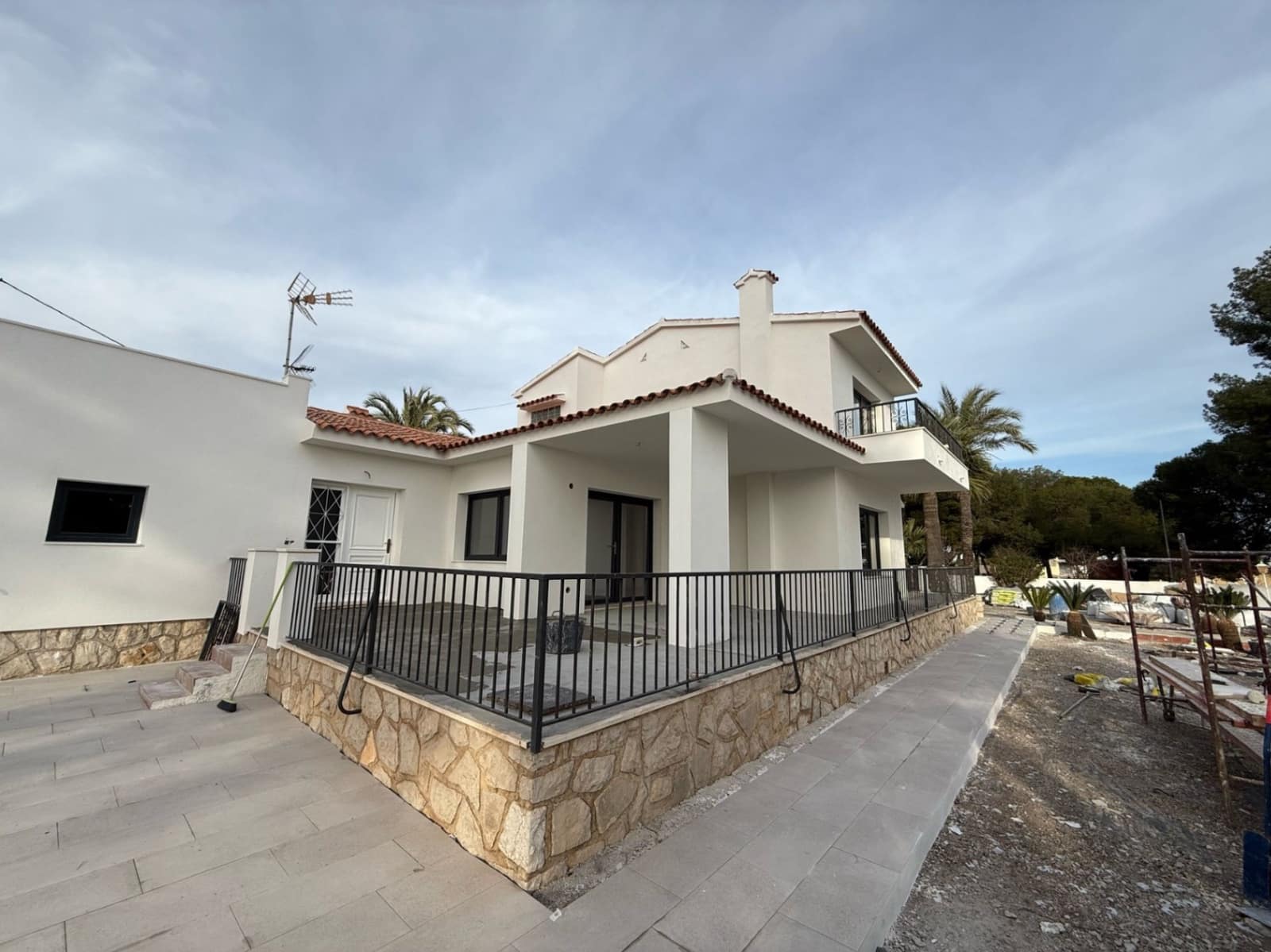 Chalet de 4 habitaciones en Alfaz del Pi / L'Alfàs del Pi en alquiler con piscina garaje - 4.500 € (Ref: 8842446)