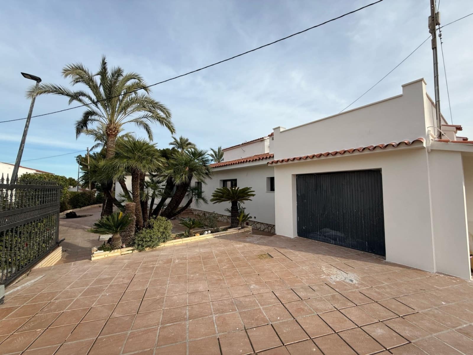Chalet de 4 habitaciones en Alfaz del Pi / L'Alfàs del Pi en alquiler con piscina garaje - 4.500 € (Ref: 8842446)