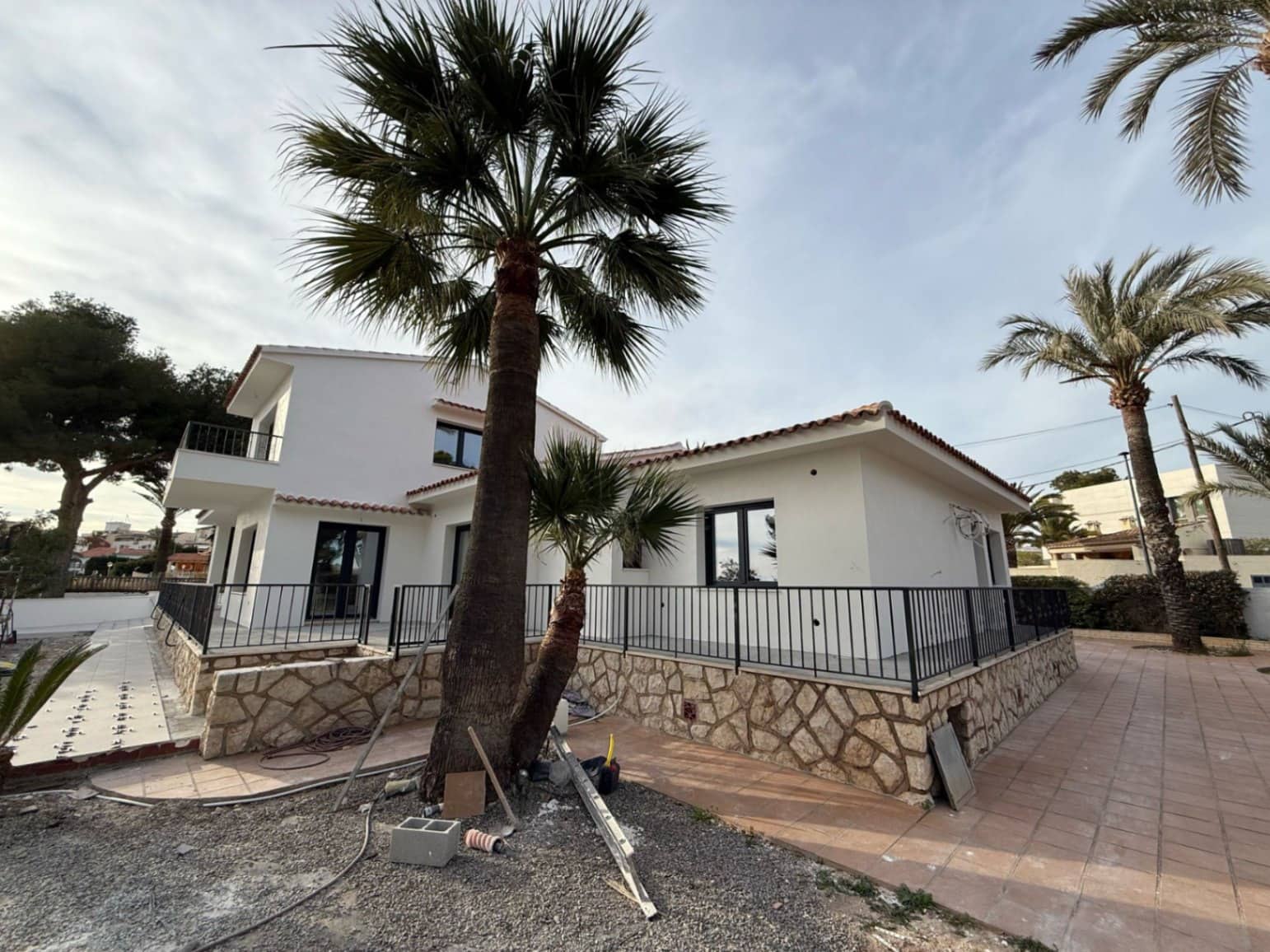 Chalet de 4 habitaciones en Alfaz del Pi / L'Alfàs del Pi en alquiler con piscina garaje - 4.500 € (Ref: 8842446)