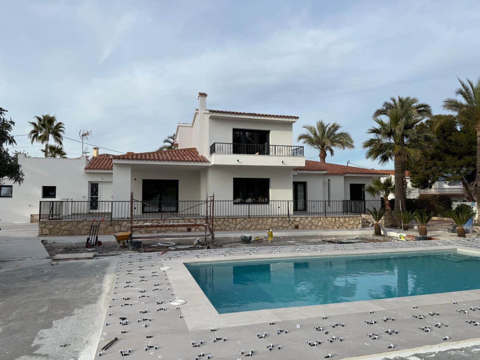 Chalet de 4 habitaciones en Alfaz del Pi / L'Alfàs del Pi en alquiler con piscina garaje - 4.500 € (Ref: 8842446)