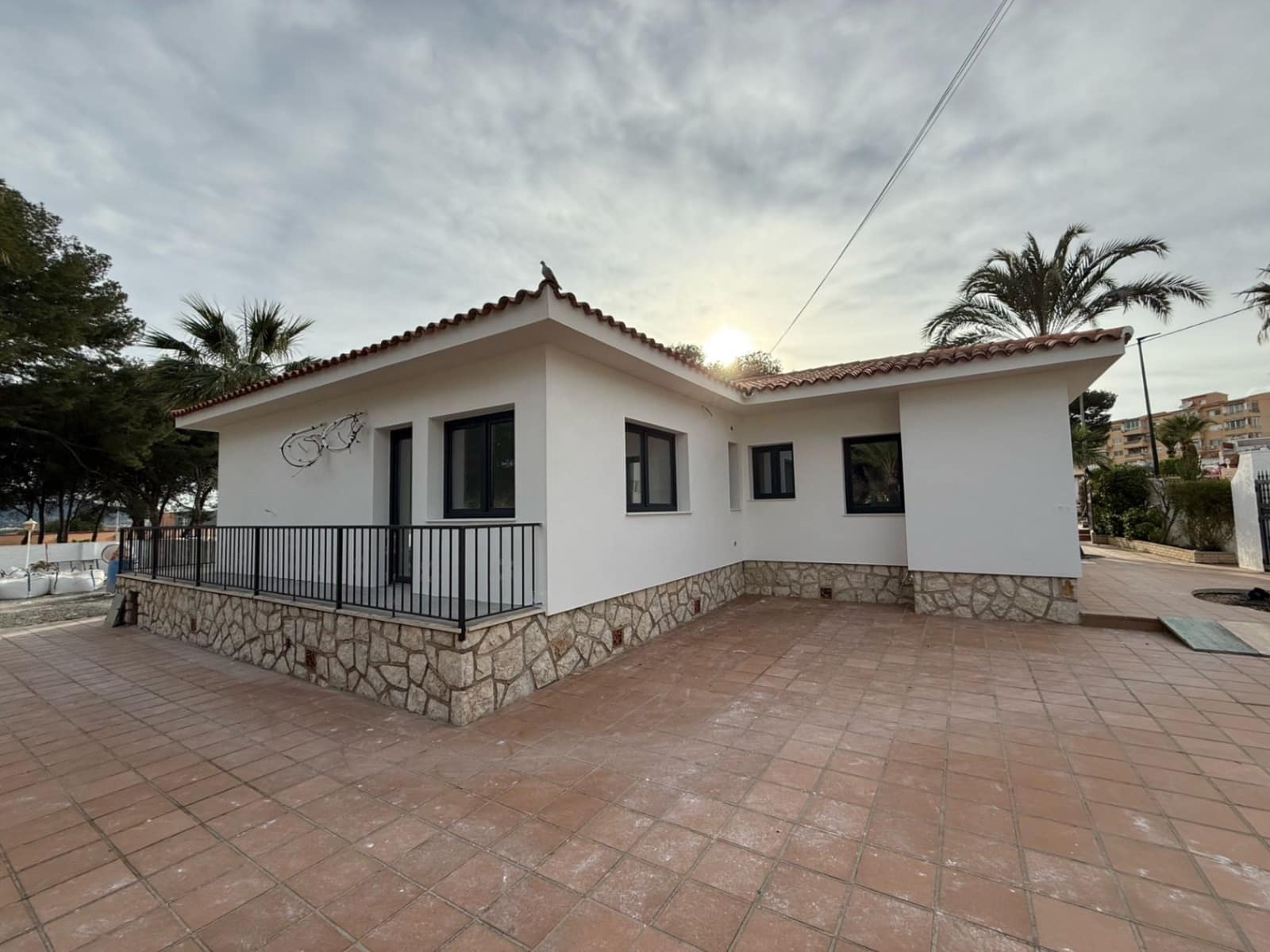 Chalet de 4 habitaciones en Alfaz del Pi / L'Alfàs del Pi en alquiler con piscina garaje - 4.500 € (Ref: 8842446)
