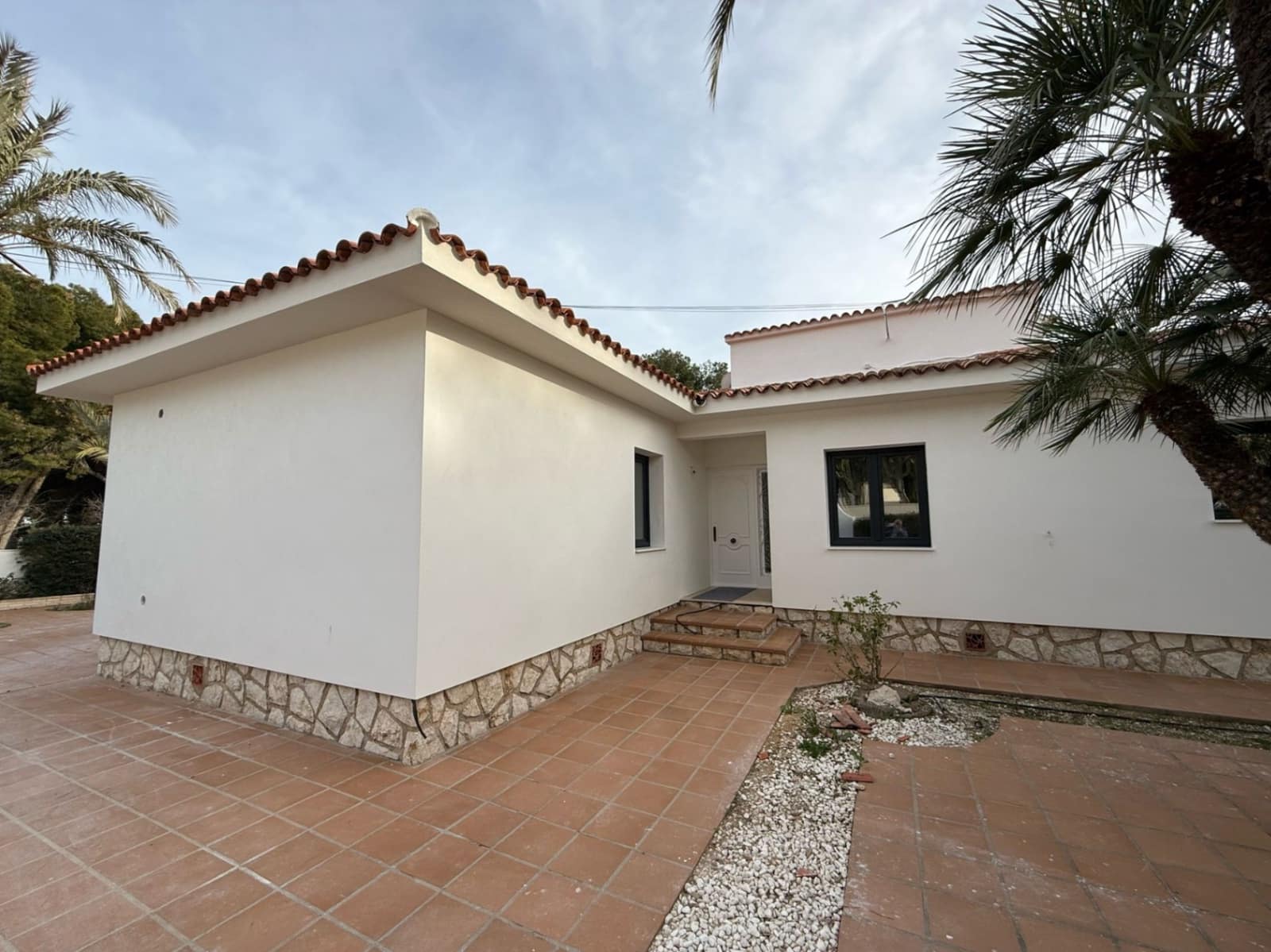 Chalet de 4 habitaciones en Alfaz del Pi / L'Alfàs del Pi en alquiler con piscina garaje - 4.500 € (Ref: 8842446)