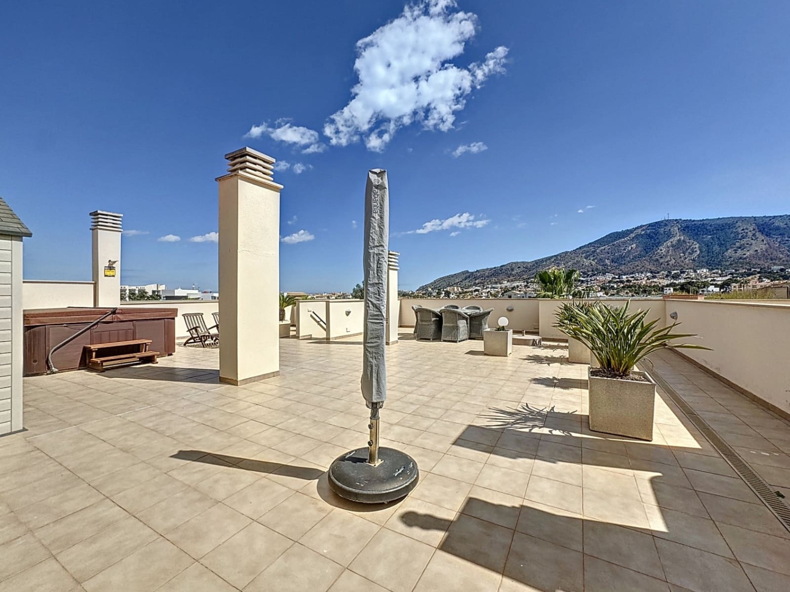 3 sypialnia Apartament na sprzedaż w Albir z basenem garażem - 740 000 € (Ref: 8901530)