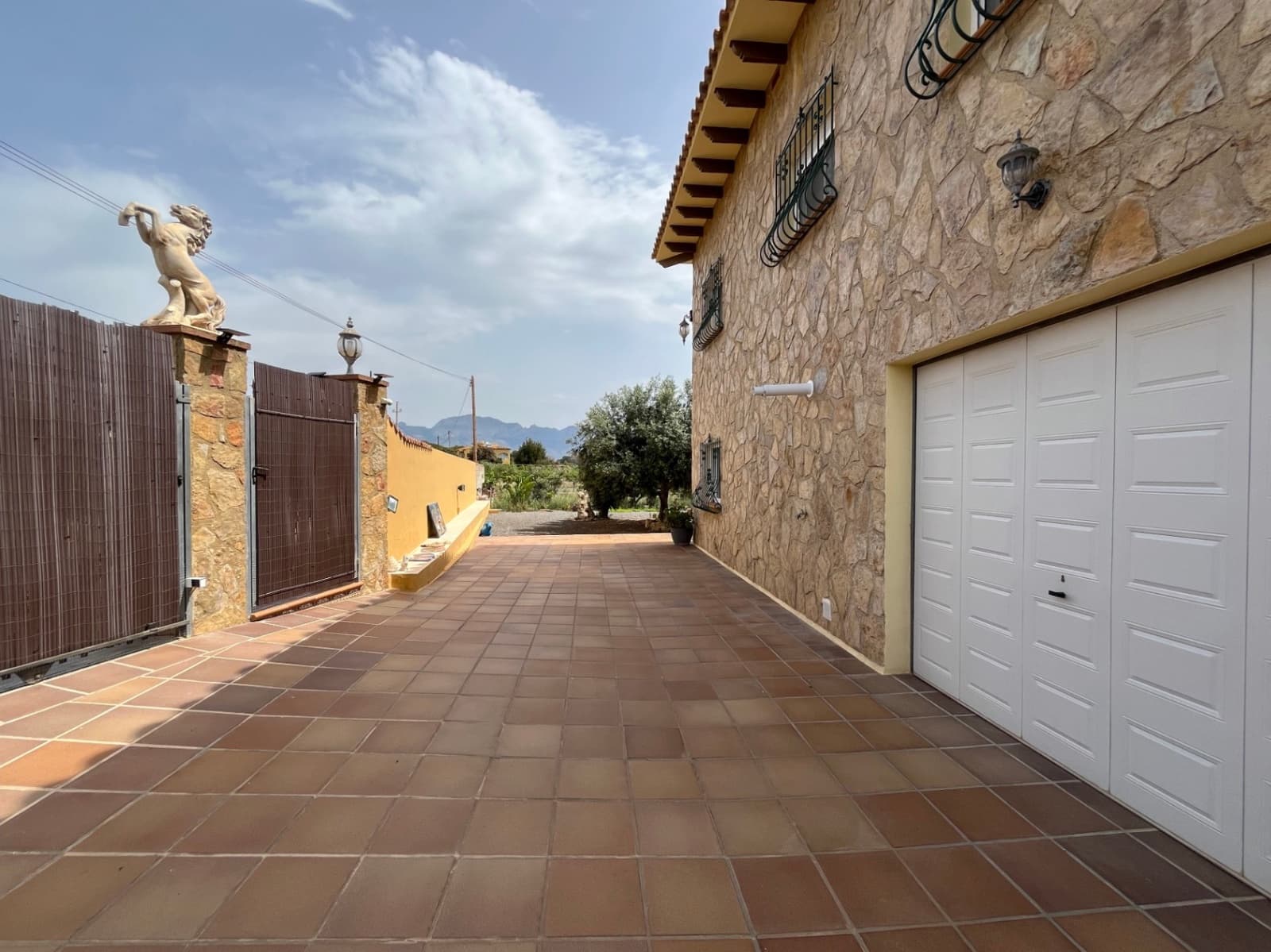 4 soveværelse Villa til salg i Alfaz del Pi / L'Alfas del Pi med swimmingpool garage - € 630.000 (Ref: 9002485)