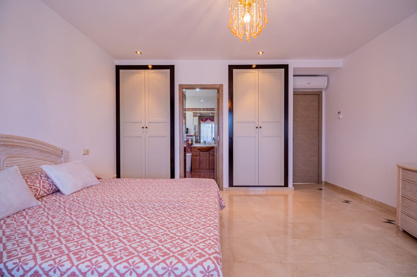 4 sypialnia Willa na sprzedaż w Alfaz del Pi / L'Alfas del Pi z basenem garażem - 1 199 000 € (Ref: 9022149)