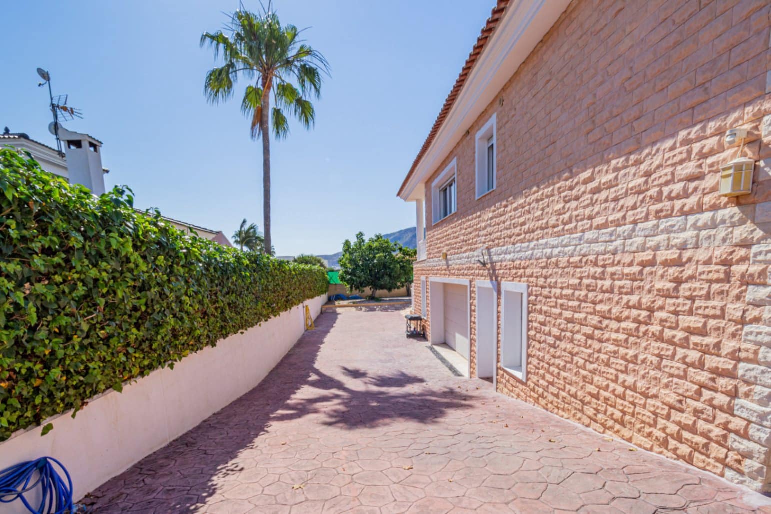 4 sypialnia Willa na sprzedaż w Alfaz del Pi / L'Alfas del Pi z basenem garażem - 1 199 000 € (Ref: 9022149)