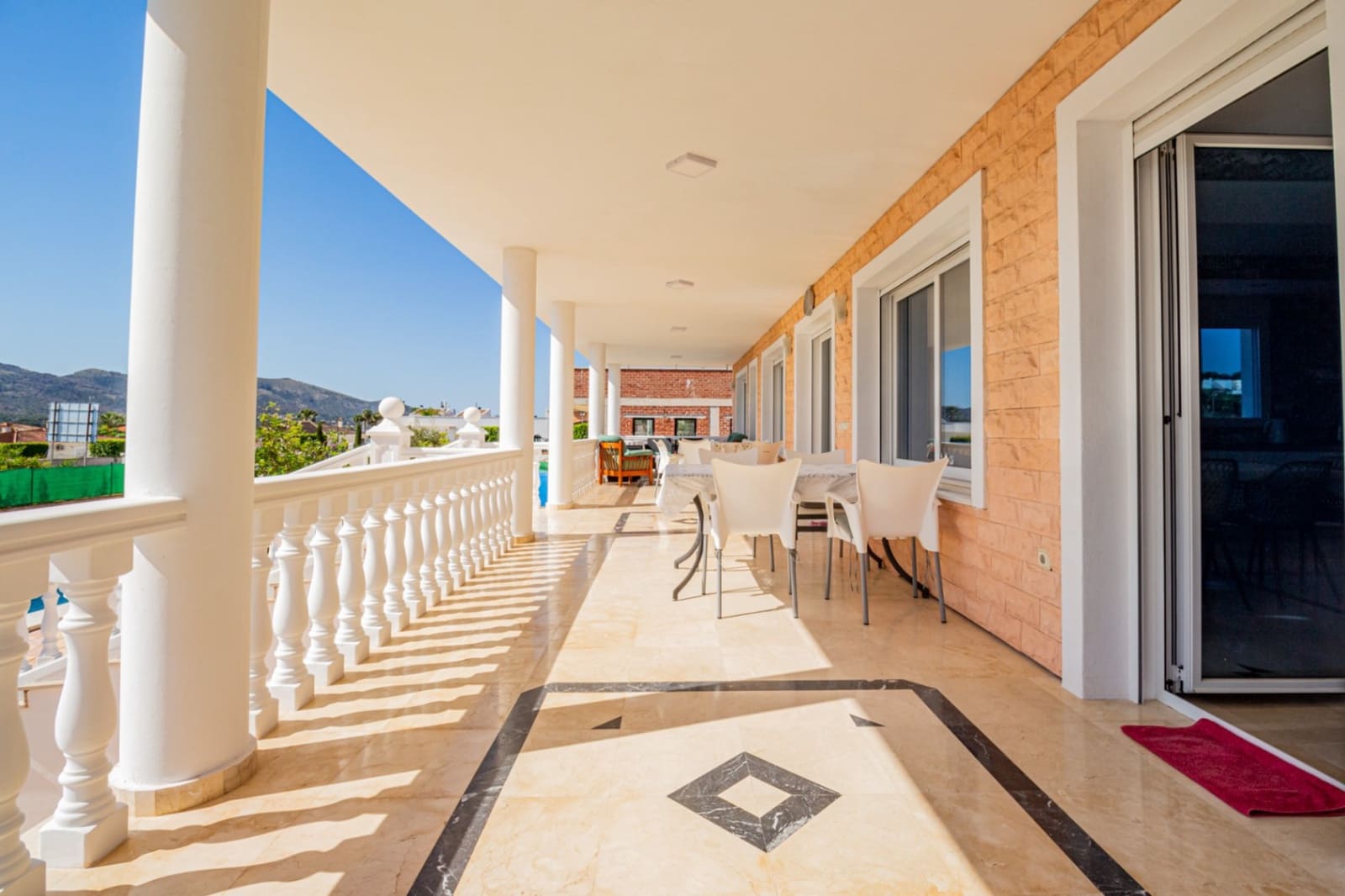 4 sypialnia Willa na sprzedaż w Alfaz del Pi / L'Alfas del Pi z basenem garażem - 1 199 000 € (Ref: 9022149)