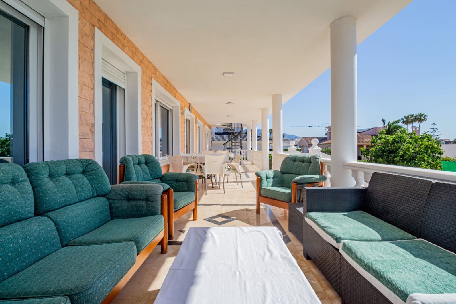 4 sypialnia Willa na sprzedaż w Alfaz del Pi / L'Alfas del Pi z basenem garażem - 1 199 000 € (Ref: 9022149)