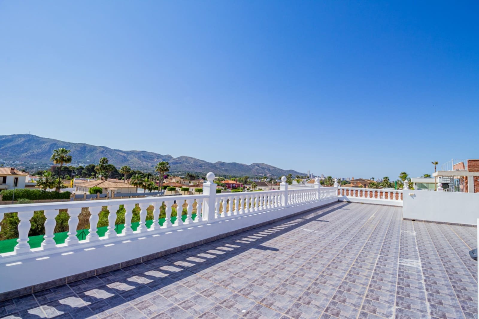 4 sypialnia Willa na sprzedaż w Alfaz del Pi / L'Alfas del Pi z basenem garażem - 1 199 000 € (Ref: 9022149)