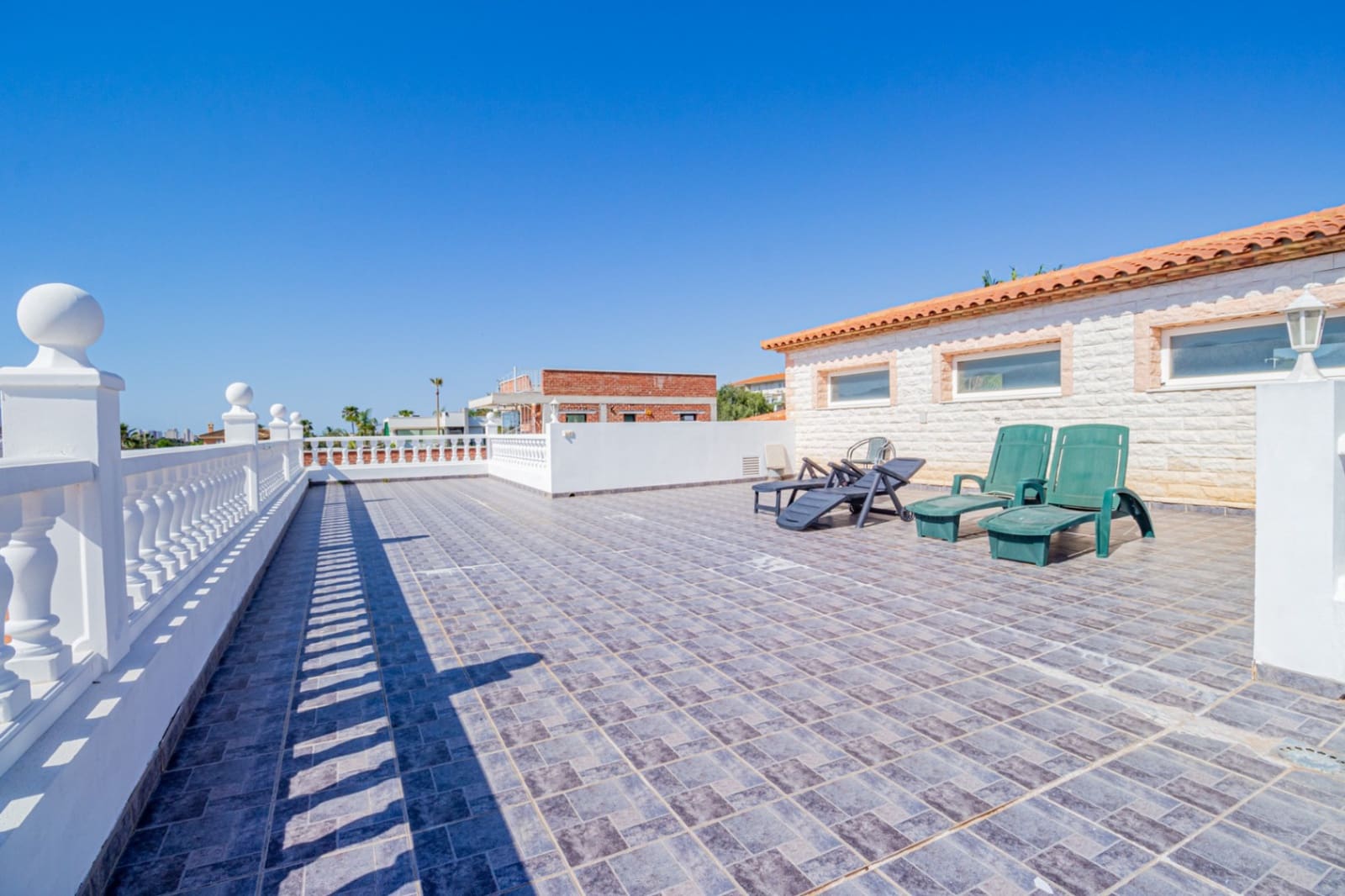 4 sypialnia Willa na sprzedaż w Alfaz del Pi / L'Alfas del Pi z basenem garażem - 1 199 000 € (Ref: 9022149)