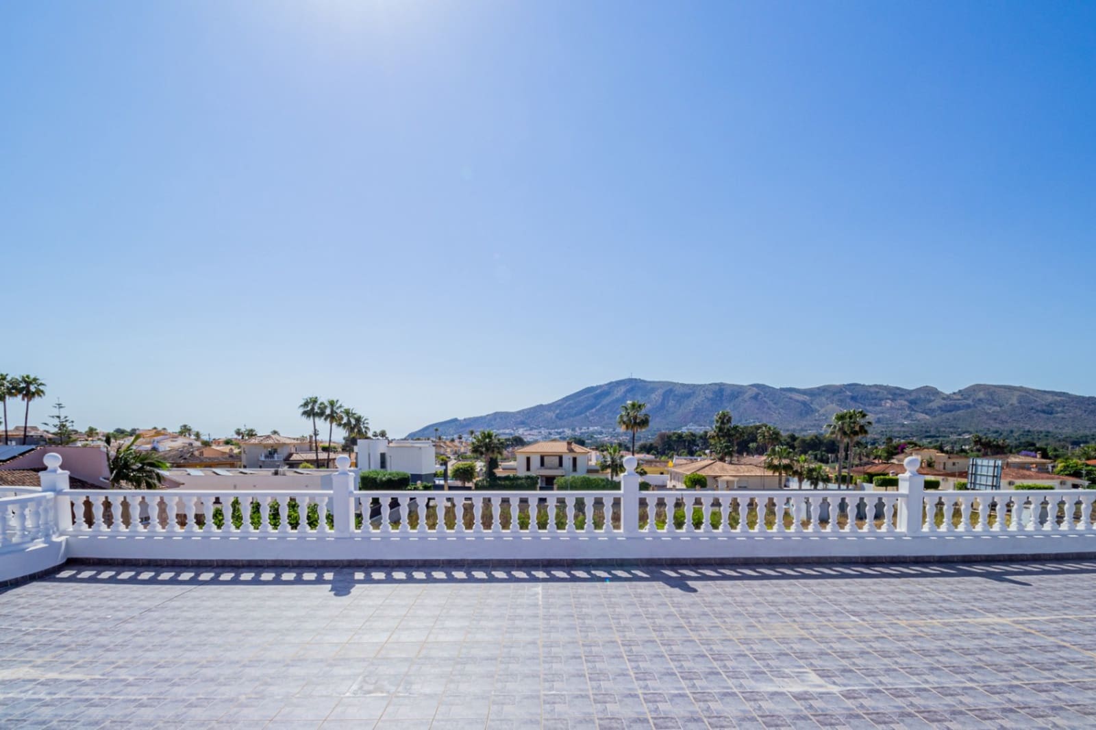 4 sypialnia Willa na sprzedaż w Alfaz del Pi / L'Alfas del Pi z basenem garażem - 1 199 000 € (Ref: 9022149)