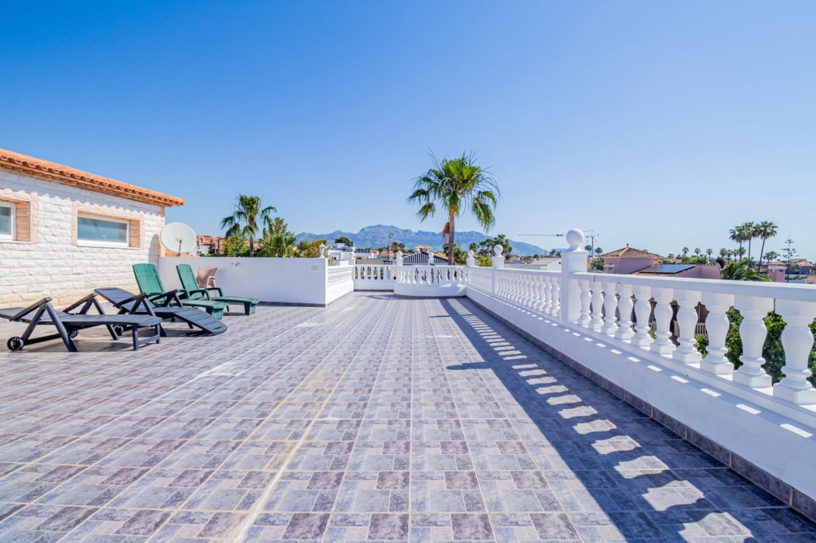 4 sypialnia Willa na sprzedaż w Alfaz del Pi / L'Alfas del Pi z basenem garażem - 1 199 000 € (Ref: 9022149)