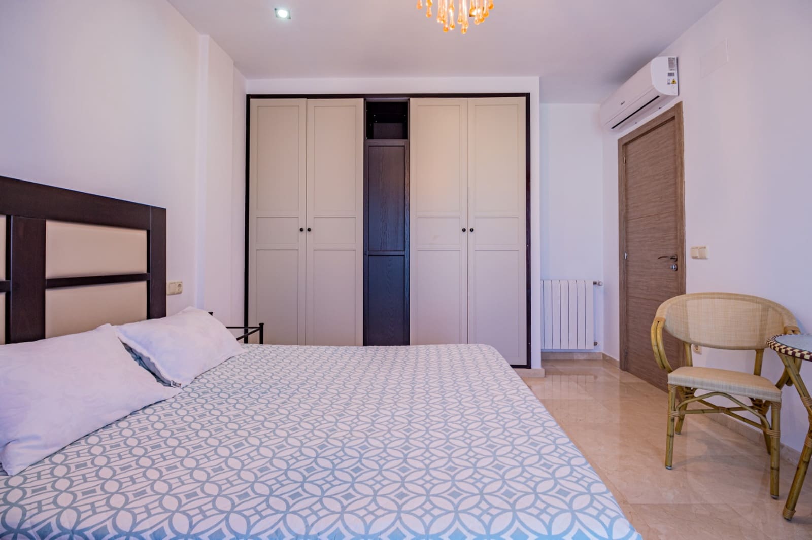 4 sypialnia Willa na sprzedaż w Alfaz del Pi / L'Alfas del Pi z basenem garażem - 1 199 000 € (Ref: 9022149)