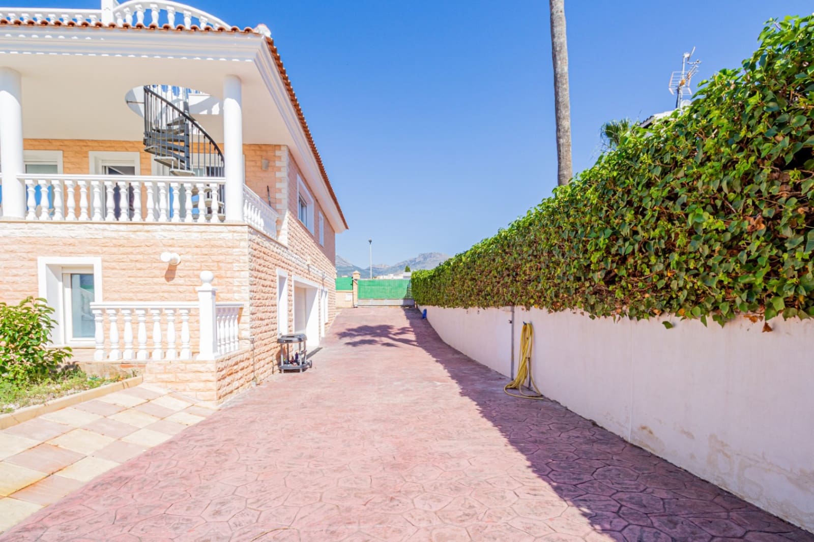 4 sypialnia Willa na sprzedaż w Alfaz del Pi / L'Alfas del Pi z basenem garażem - 1 199 000 € (Ref: 9022149)