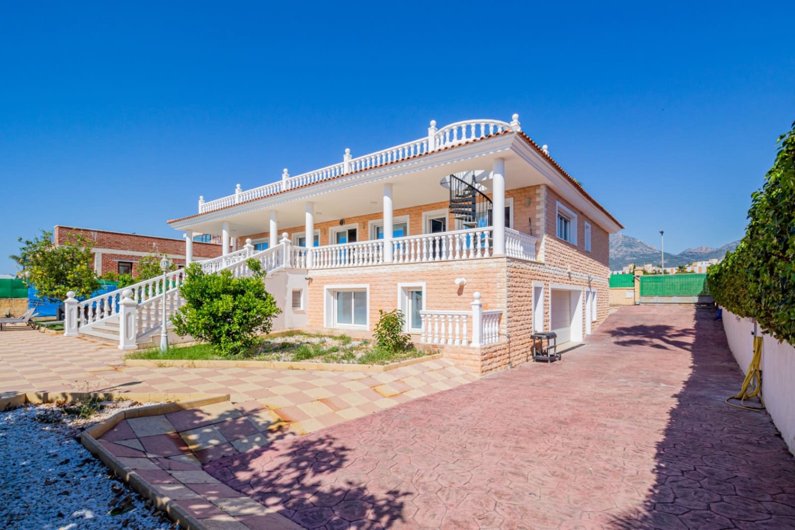 4 sypialnia Willa na sprzedaż w Alfaz del Pi / L'Alfas del Pi z basenem garażem - 1 199 000 € (Ref: 9022149)