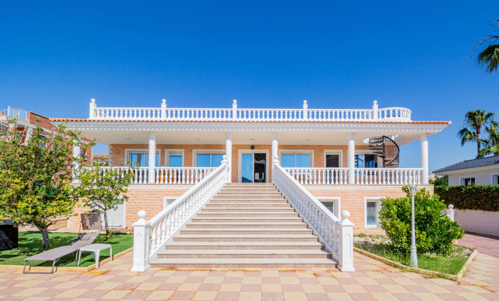 4 sypialnia Willa na sprzedaż w Alfaz del Pi / L'Alfas del Pi z basenem garażem - 1 199 000 € (Ref: 9022149)