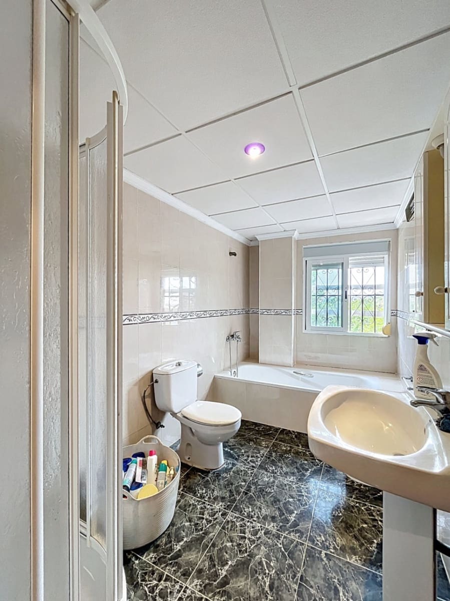 5 soveværelse Semi-Rækkehus til salg i La Nucia med garage - € 350.000 (Ref: 9069198)