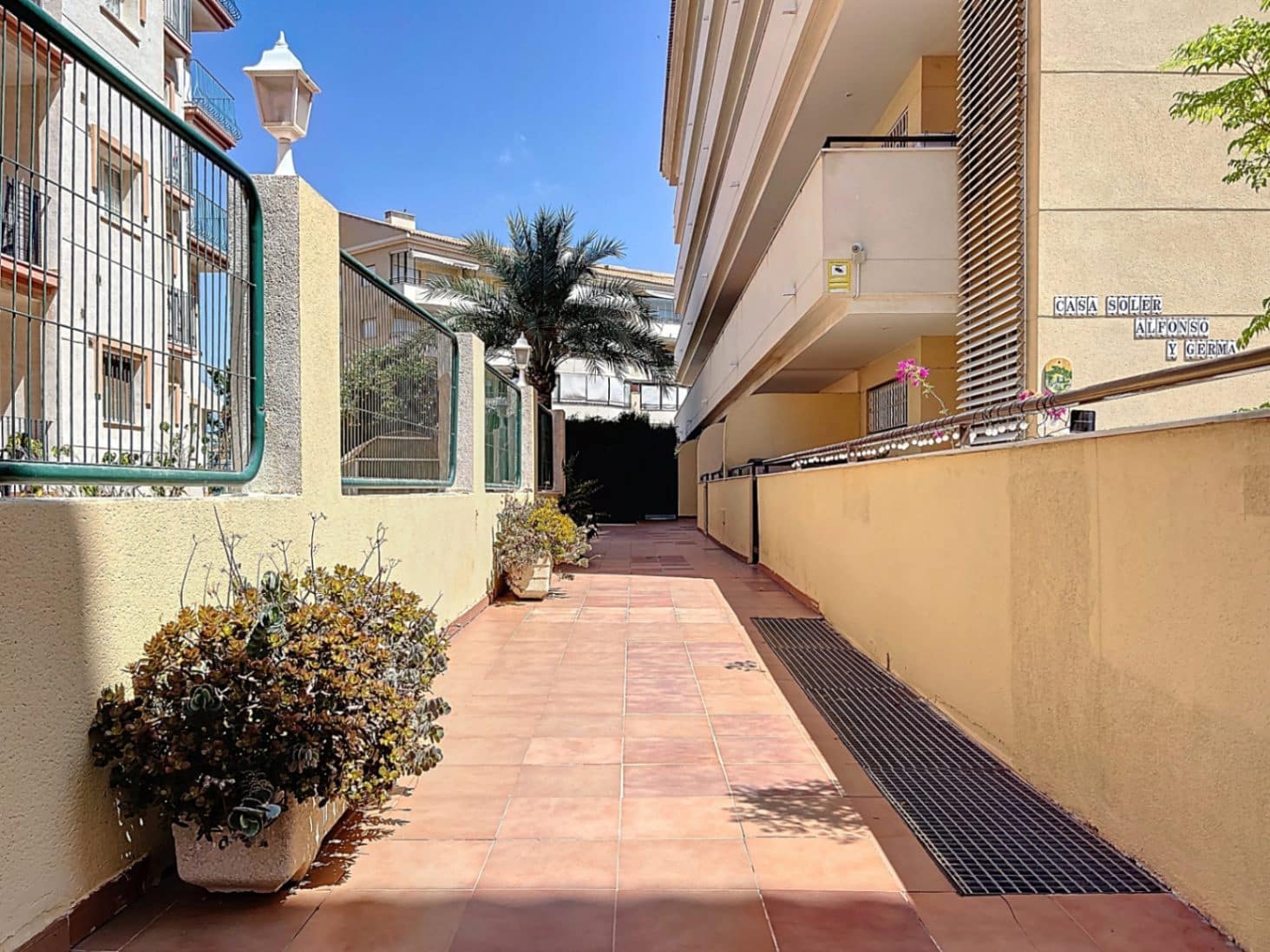 2 soverom Leilighet til salgs i Albir med svømmebasseng garasje - € 330 000 (Ref: 9076879)