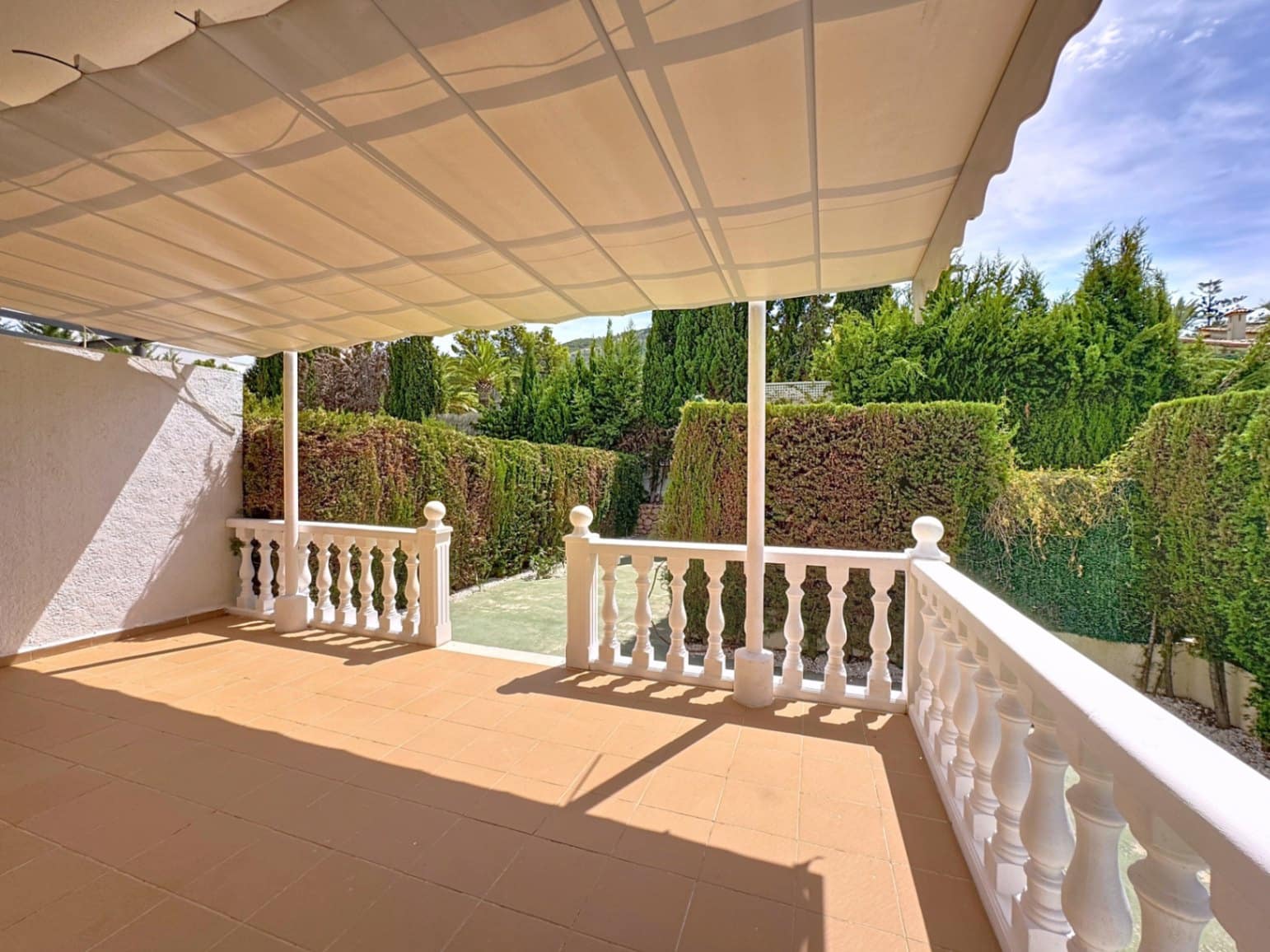 3 soveværelse Bungalow til leje i Albir med swimmingpool garage - € 1.600 (Ref: 9200889)