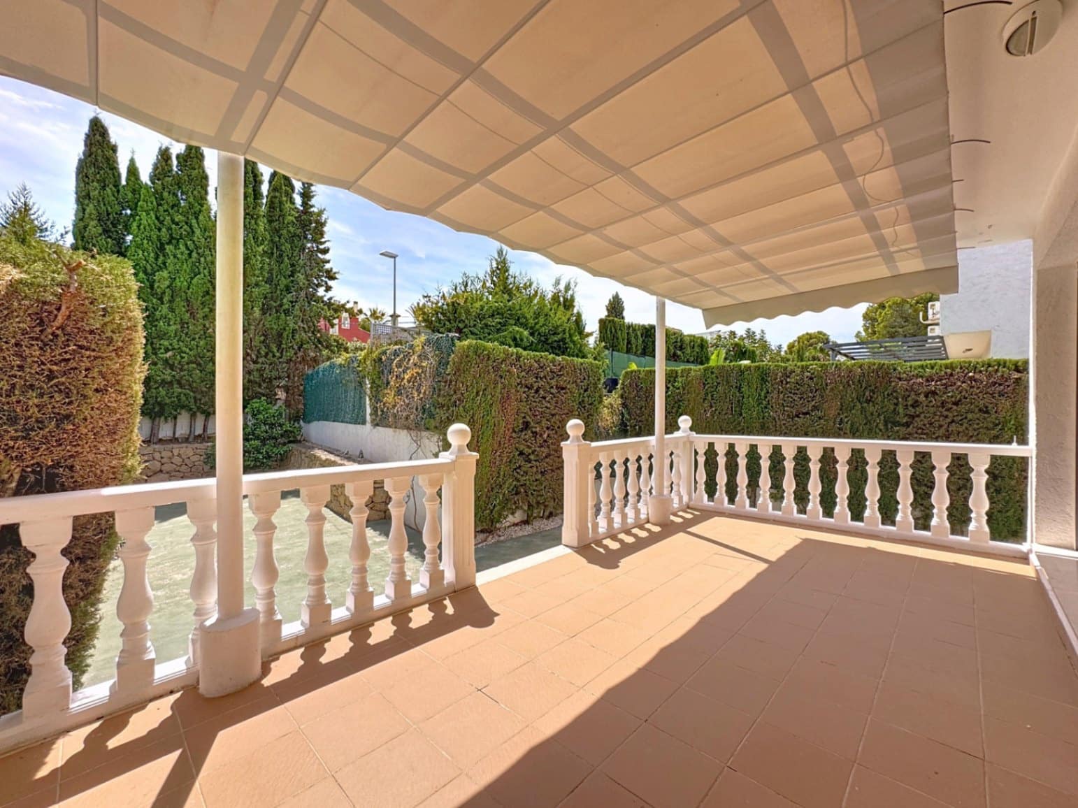 3 soveværelse Bungalow til leje i Albir med swimmingpool garage - € 1.600 (Ref: 9200889)