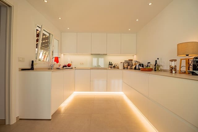 3 soveværelse Villa til salg i Pueblo - Urbanizaciones, Alfaz del Pi / L'Alfàs del Pi med swimmingpool garage - € 650.000 (Ref: 9386712)