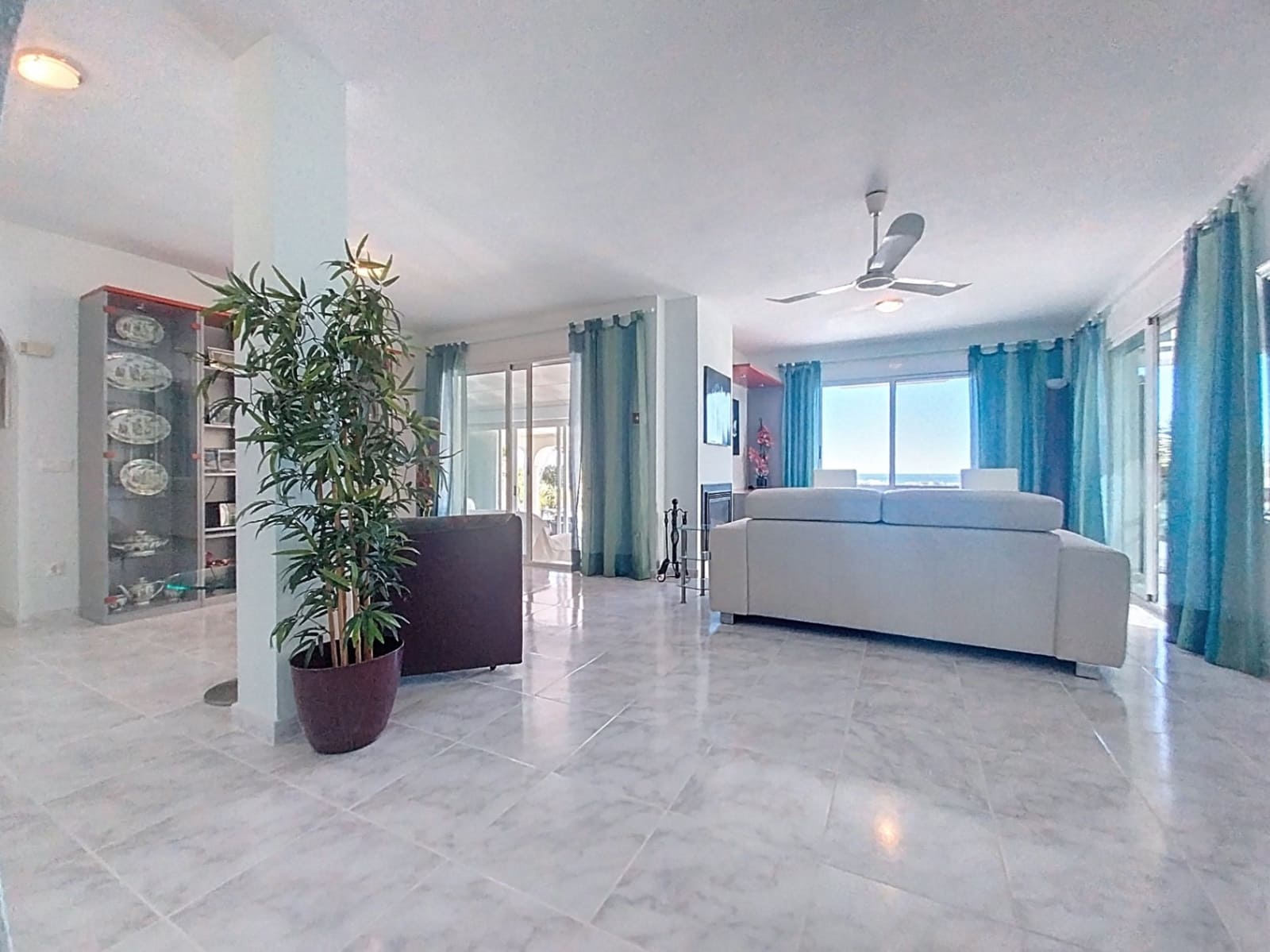 3 makuuhuone Huvila myytävänä paikassa La Nucia mukana uima-altaan 
autotalli - 495 000 € (Ref: 9432518)