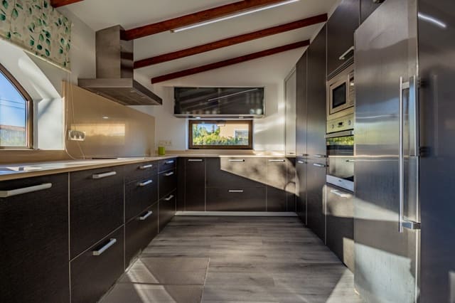 4 bedroom Villa for rent in Levante Alto, Benidorm - € 2,900 (Ref: 9450853)