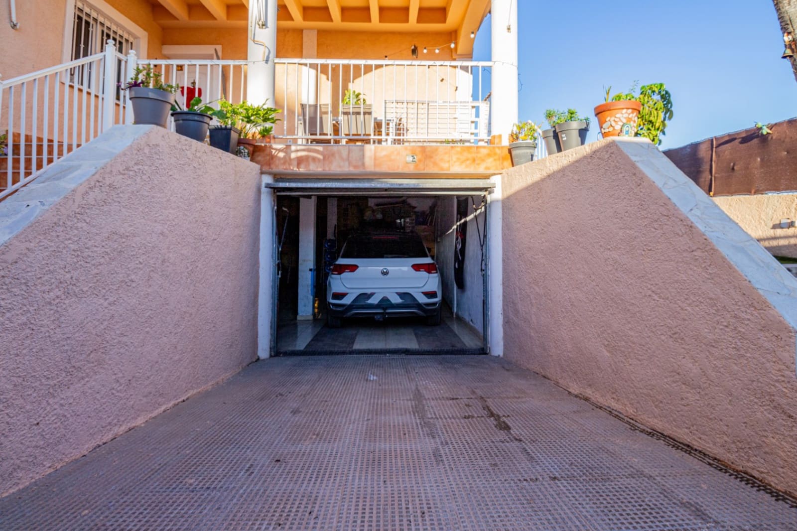 6 bedroom Villa for sale in La Nucia with pool garage - € 425,000 (Ref: 9465909)