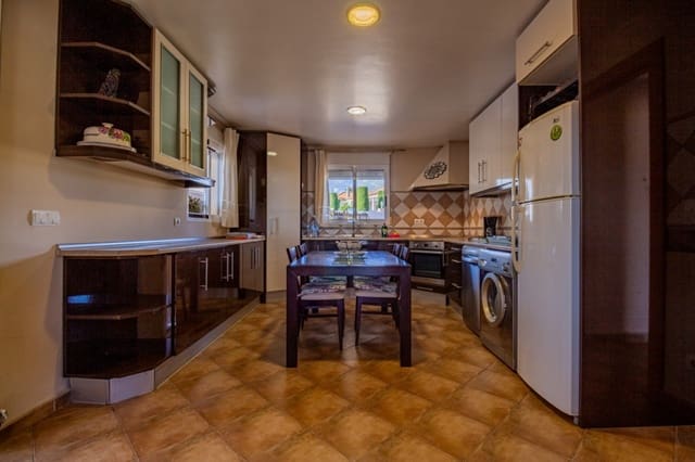 3 makuuhuone Huoneisto vuokrattavana paikassa La Nucia Pueblo  , La Nucia mukana uima-altaan 
autotalli - 1 500 € (Ref: 9475652)