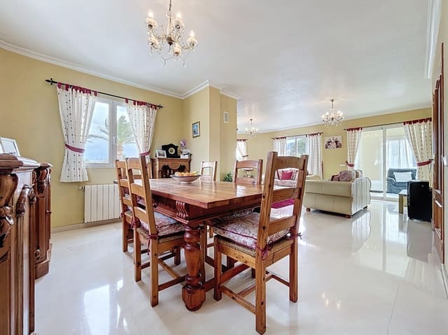 Chalet de 7 habitaciones en Pueblo - Urbanizaciones, Alfaz del Pi / L'Alfàs del Pi en venta con piscina garaje - 750.000 € (Ref: 9525562)