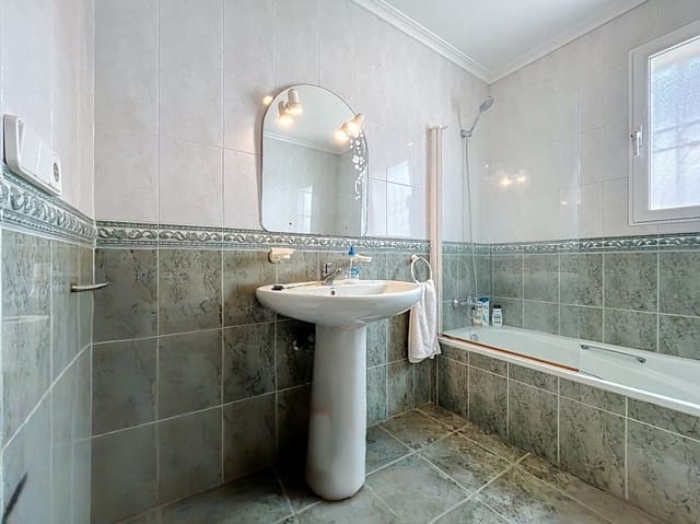 Chalet de 7 habitaciones en Pueblo - Urbanizaciones, Alfaz del Pi / L'Alfàs del Pi en venta con piscina garaje - 750.000 € (Ref: 9525562)