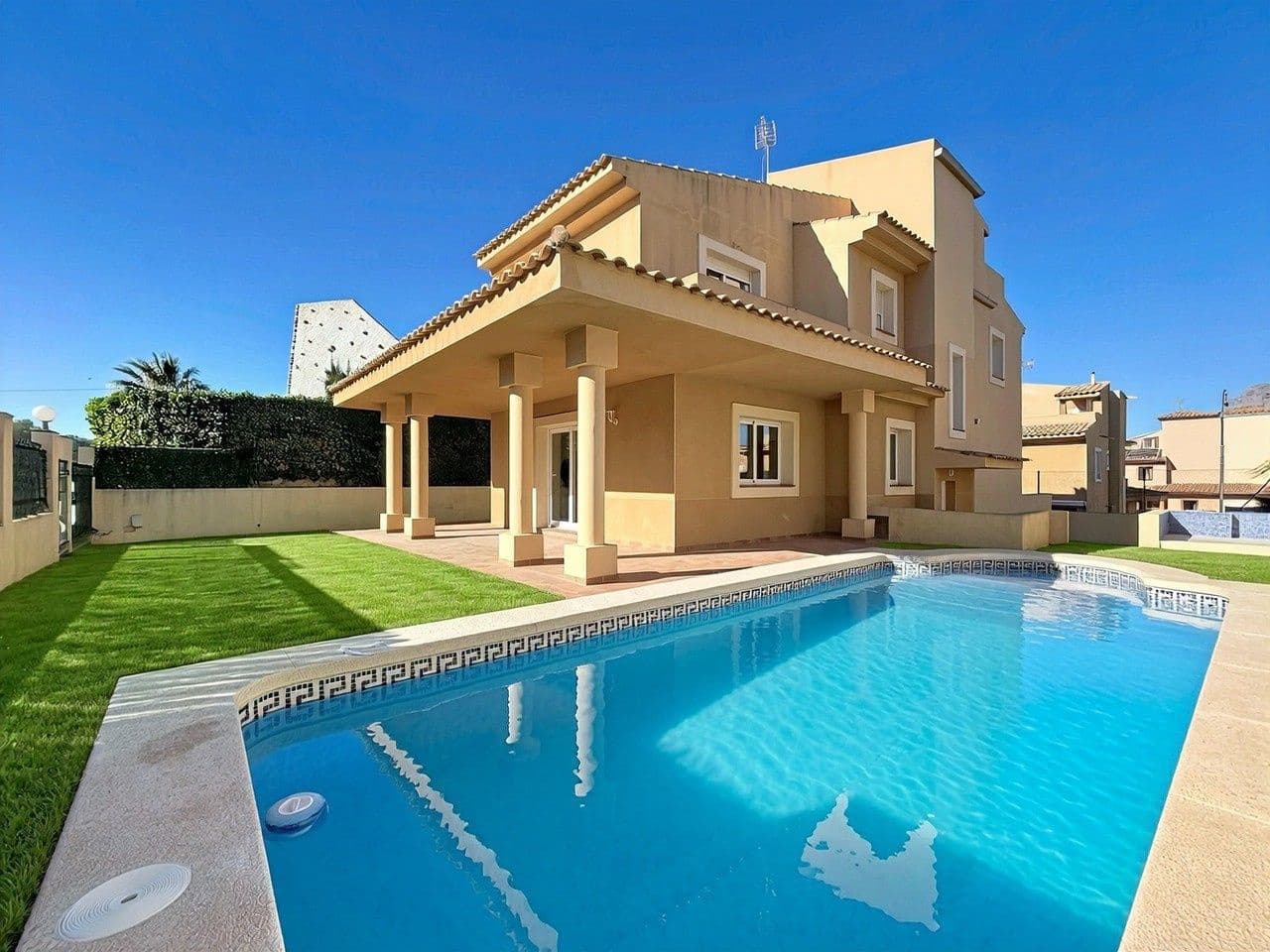 6 Zimmer Villa zu verkaufen in Benidorm mit Pool Garage - 970.000 € (Ref: 9606571)