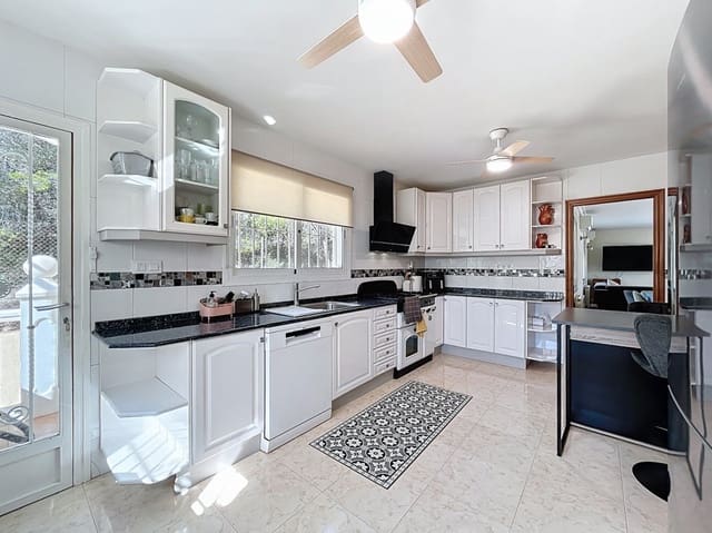 4 makuuhuone Huvila myytävänä paikassa Escandinavia - Cautivador, Alfaz del Pi / L'Alfàs del Pi mukana uima-altaan 
autotalli - 675 000 € (Ref: 9665498)