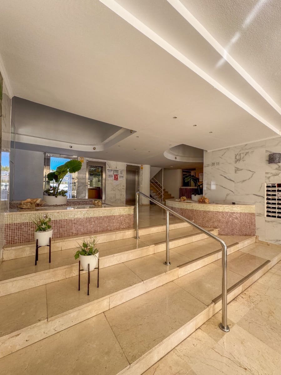 2 soveværelse Lejlighed til salg i Benidorm med swimmingpool - € 349.000 (Ref: 9694175)