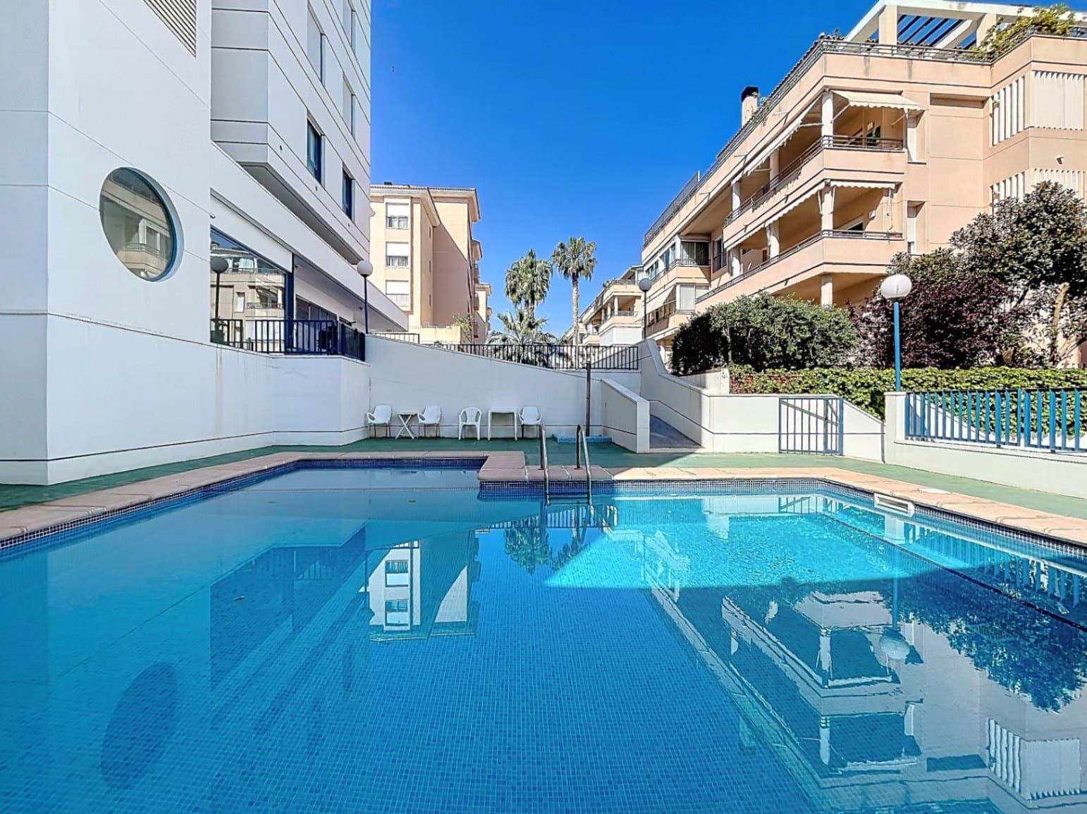 Apartamento de 2 habitaciones en Albir en venta con piscina - 310.000 € (Ref: 9782404)