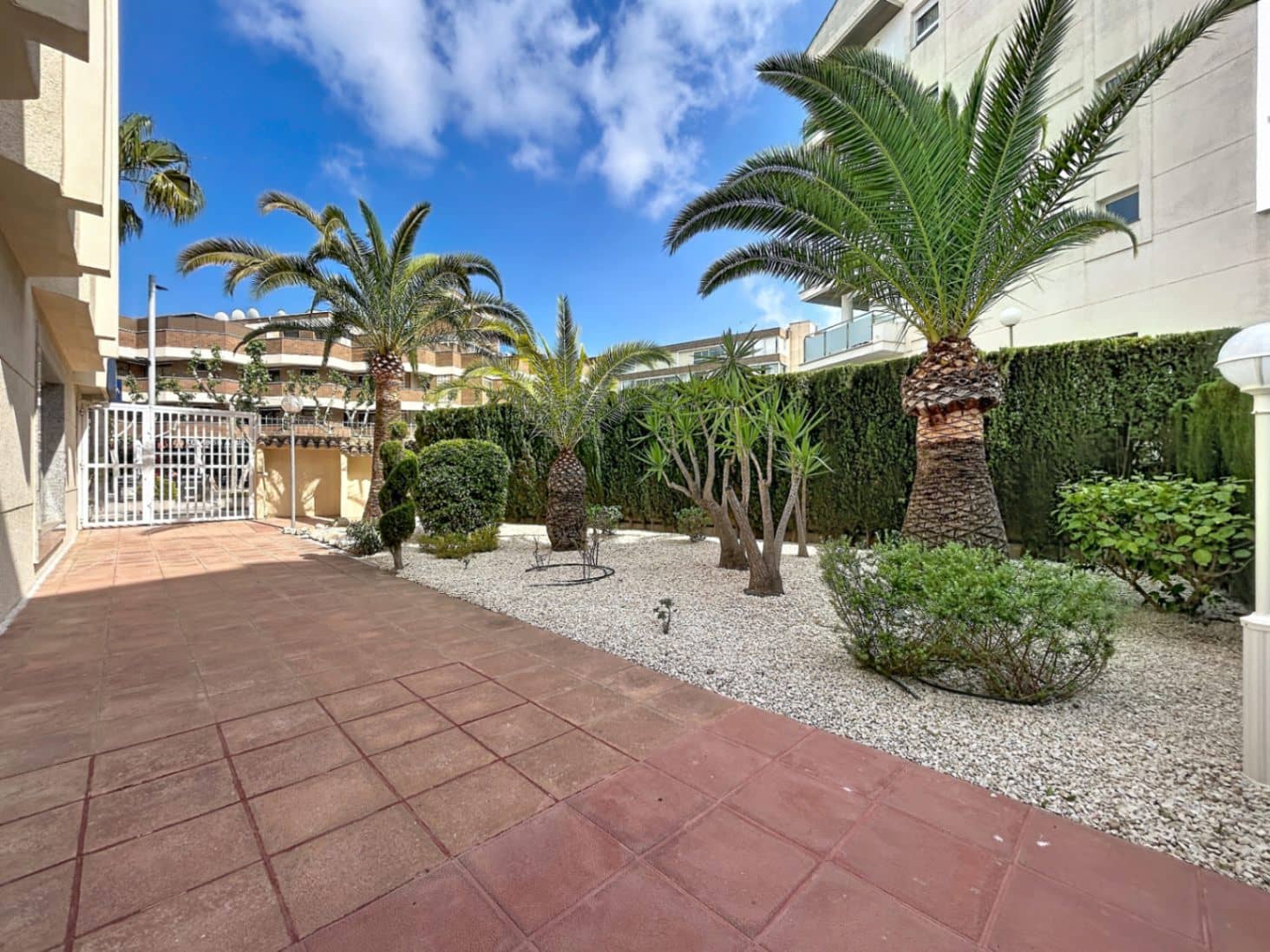 2 bedroom Apartment for rent in Albir with pool garage - € 1,800 (Ref: 9844467)